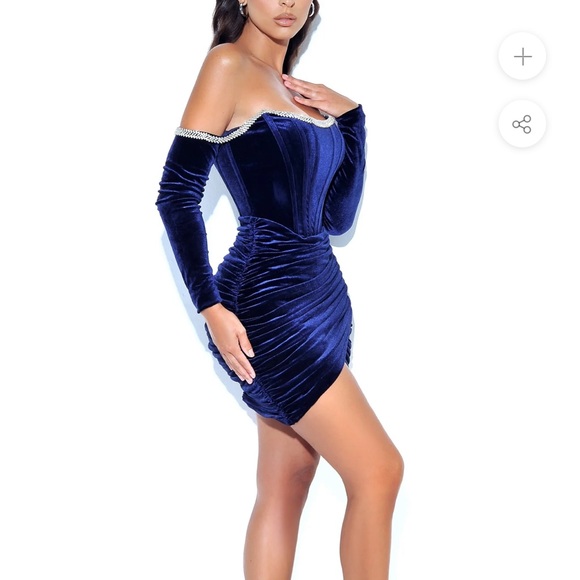 Miss Circle Navy Velvet Off-Shoulder Mini Dress 👗 - Picture 6 of 12